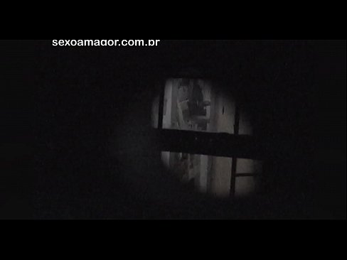 ❤️ Lourinho é filmado secretamente por um voyeur de bairro escondido atrás de tijolos ocos ️❌ Porno em nós ❌️❤